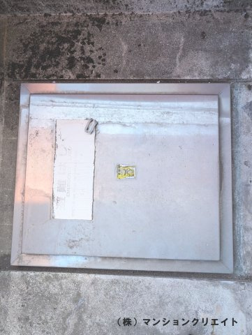 ゴールデンパーク豊島の防犯設備|バルコニーの床にある避難はしご