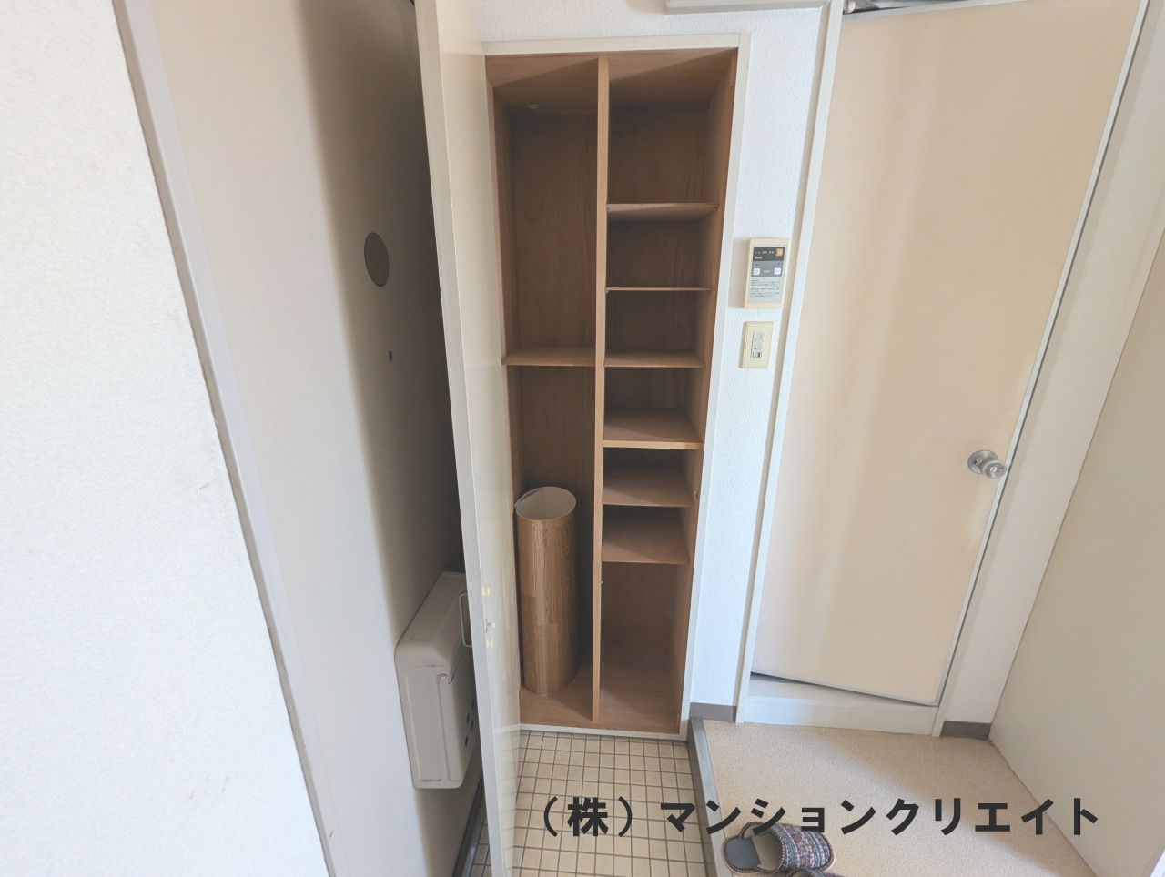 ゴールデンパーク豊島の玄関|入ってすぐに作り付けの収納があります　靴以外も収納出来ます
