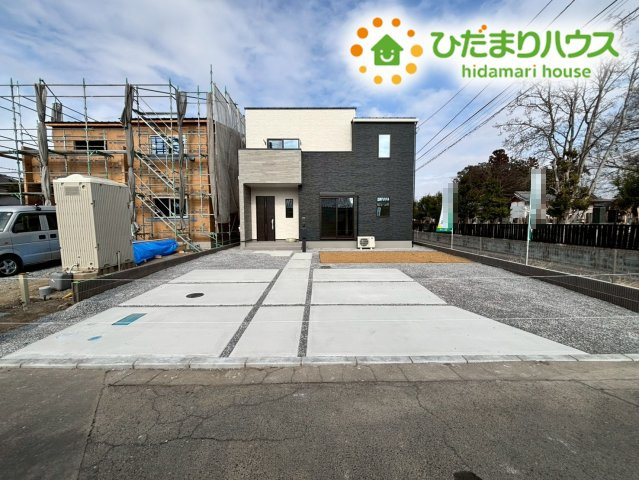 行田市桜町　第1期　新築一戸建て　ワイウッドコート　03の駐車場|並列2台分のゆったりとしたカースペース。
ゆとりがあるため、ドアの開閉もスムーズで荷物の積み降ろしも楽々♪