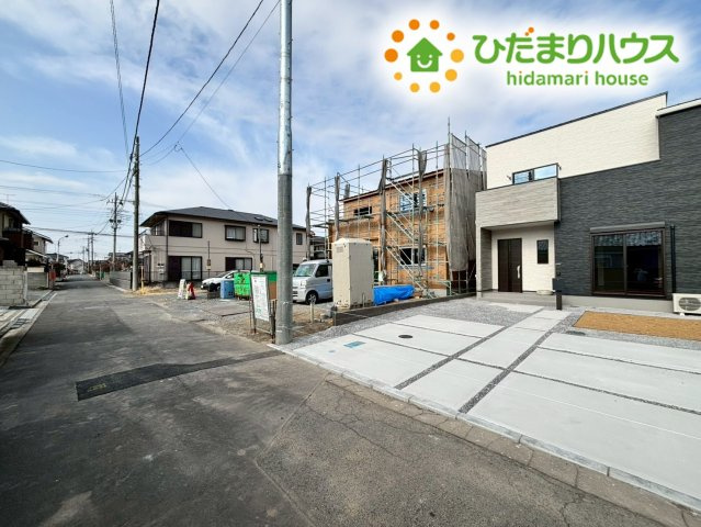 行田市桜町　第1期　新築一戸建て　ワイウッドコート　03の前面道路含む現地写真|角地につき日当たり・通風良好◎
