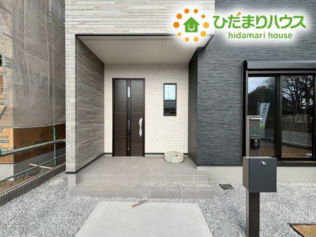 行田市桜町　第1期　新築一戸建て　ワイウッドコート　03のエントランス|屋根のあるポーチ部分が雨の日の出入りをサポートします！
鍵を探している間に濡れる心配が少なく、置き配の荷物も守ってくれます。