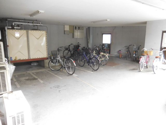 アンフィニィ富田の駐車場