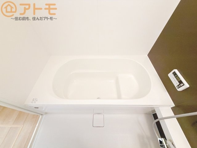 【浴室】 | 駿河区新川1期　新築戸建　全1棟 | お子様やお年寄りが使いやすいだけでなく、半身浴にも便利なベンチタイプの湯舟です。お湯の節約にも！