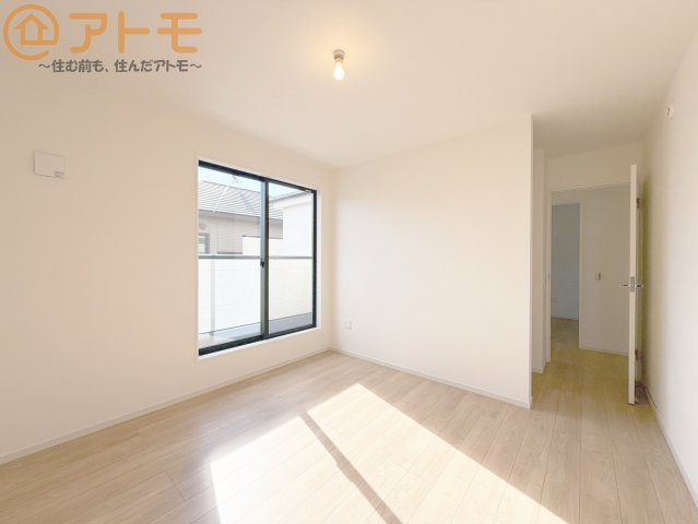 【寝室】 | 駿河区新川1期　新築戸建　全1棟 | バルコニーに面したお部屋なので、布団などの大きなものも楽々干せます♪