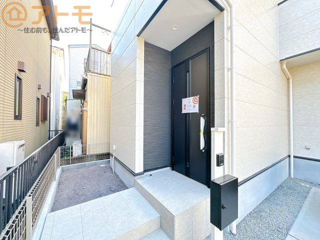 【玄関】 | 駿河区新川1期　新築戸建　全1棟 | 落ち着いた色合いの玄関はダブルロックで防犯性に優れた仕様になっています♪