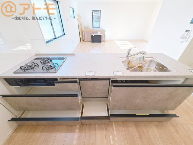 【キッチン】 | 駿河区新川1期　新築戸建　全1棟 | 大容量システムキッチン♪お料理スペースやシンク広々！毎日の家事をしっかりサポート♪