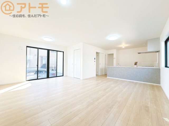 【居間・リビング】 | 駿河区新川1期　新築戸建　全1棟 | 家族団らんのイメージは、リビングを思い浮かべませんか？リビングこそ広々としたお部屋が良いですね♪