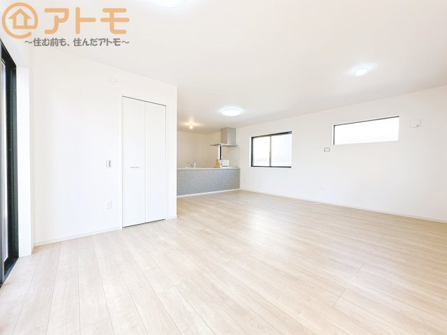 【居間・リビング】 | 駿河区新川1期　新築戸建　全1棟 | 日当たりのよいリビングは、一年を通してぽかぽかとしています。家族が自然と集まる空間になりそうですね♪