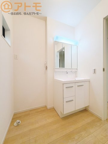 【独立洗面台】 | 駿河区新川1期　新築戸建　全1棟 | 三面鏡の中は収納になっているため、スッキリとした洗面台を保つことができます♪