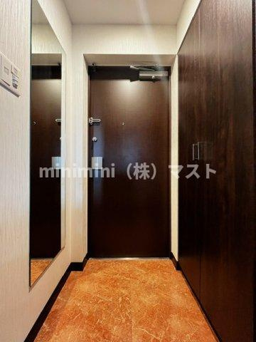 プレジオ難波EUROの玄関|カラーバリエーション有【偶数階白基調】