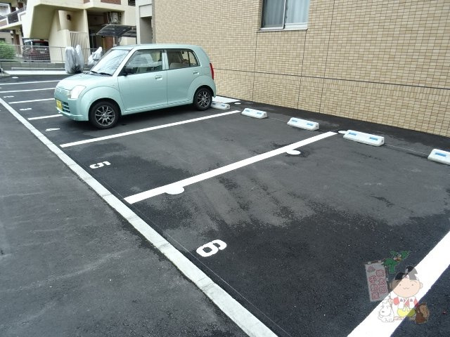 エスト東古松の駐車場