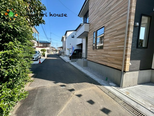 桶川市北10期　新築戸建　GRACE01の前面道路含む現地写真