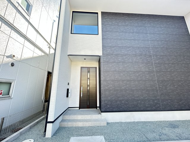 新築　前橋市南町1期　１号棟の玄関|現地写真　ポストと一体型のTVモニターホンでセキュリティ安心！
