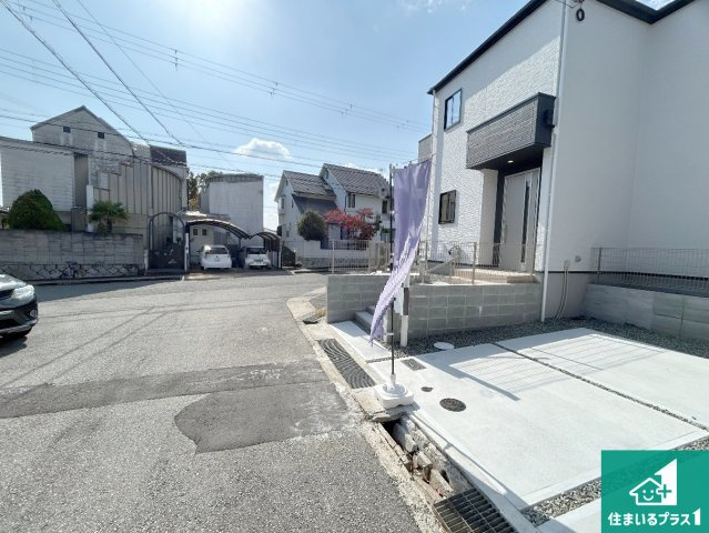 宝塚市中山桜台　第1期　新築一戸建ての前面道路含む現地写真|周辺は閑静な住宅街！前面道路広々で車の出し入れも便利です。駐車が苦手な方でも安心して車庫入れできます！