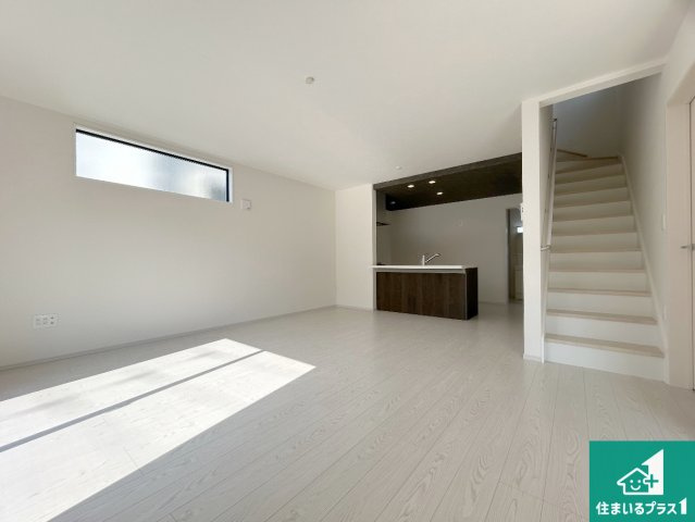 宝塚市中山桜台　第1期　新築一戸建ての居間・リビング|シンプルなリビングは、観葉植物等のインテリアを楽しめますね！パパ好みにも、ママ好みにも家具次第で雰囲気を変えることができます！