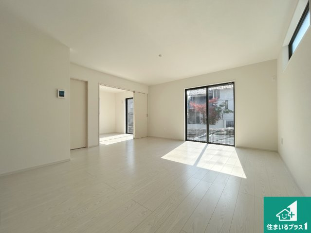 宝塚市中山桜台　第1期　新築一戸建ての居間・リビング|明るいリビングで朝の目覚めもスッキリできそう！対面キッチンでご家族のコミュニケーションも自然と増える設計！小さなお子様が遊ぶスペースを作っても広々とくつろげるLDK！