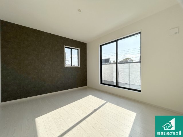 宝塚市中山桜台　第1期　新築一戸建ての洋室|寝室は心地よい眠りについてもらいたくて、シンプルかつ開放的な空間な設計にしています！大きな窓から差し込む日が心地いいです♪