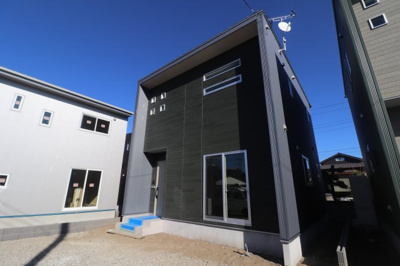 【外観】 | 高崎市福島町戸建賃貸住宅エステートハウス | 外壁の色が違うのでぜひそれぞれの雰囲気の違いを比べて楽しんでみてください♪
