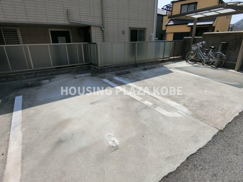 神戸市須磨区潮見台町５丁目の賃貸マンションの駐車場