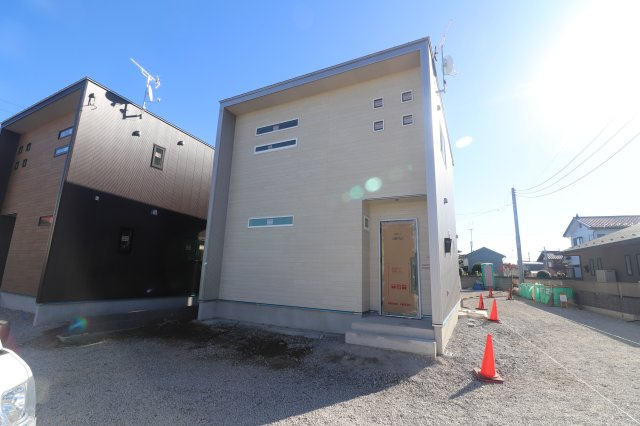高崎市福島町の一戸建ての外観|白い外壁が目を引くＣ棟！入居者様募集中♪