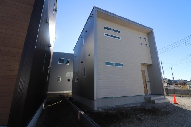 高崎市福島町の一戸建ての外観|外壁の色が違うのでぜひそれぞれの雰囲気の違いを比べて楽しんでみてください♪
