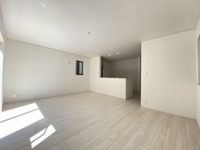 【居間・リビング】 | 那覇市具志（全7棟）A・C・D・E・F号棟 | C号棟　LDK17.18帖♪人気のリビング階段♪