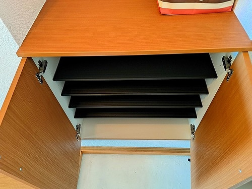 公社ビルの玄関|下駄箱