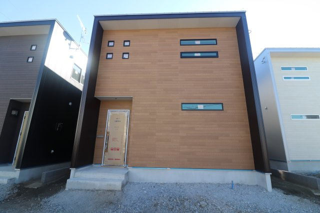 高崎市福島町の一戸建ての外観|明るい茶色が柔らかな印象を与えるD棟◎