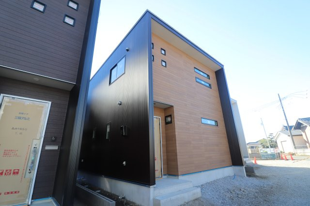 高崎市福島町の一戸建ての外観|D棟のみ南に専用庭があります。