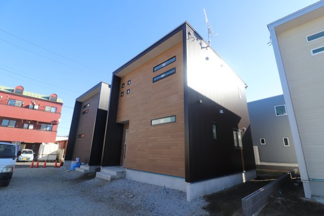 高崎市福島町の一戸建ての外観|外壁の色が違うのでぜひそれぞれの雰囲気の違いを比べて楽しんでみてください♪