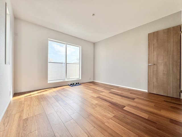 中央区入野町の洋室|主寝室は約8帖！ゆとりのWICも付いており、いつでもスッキリとしたお部屋を保てます！