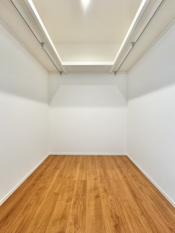 中央区入野町の収納|便利なウォークインクローゼット付き！お二人分の衣類をスッキリと収納していただけます！　