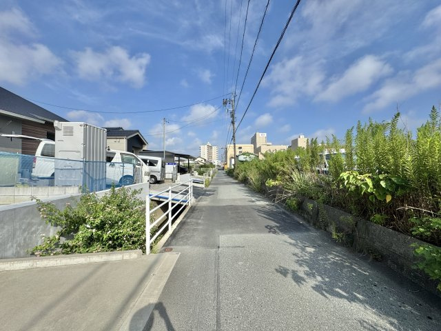 中央区入野町の前面道路含む現地写真|メインの通りから中に入った場所になるのでほとんど車通りが無く、小さなお子様がいても安心です。　