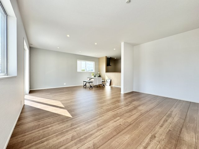 中央区入野町の居間・リビング|23.5畳のLDKは落ち着いた雰囲気。家族みんなでのびのびと過ごすのにピッタリです！