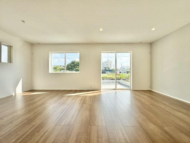 中央区入野町の居間・リビング|柔らかな日差しと優しい間接照明が心地良い空間を作り出しています。　