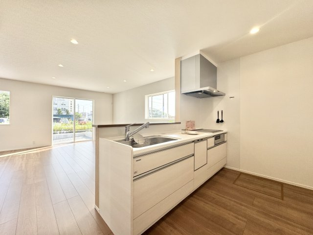 中央区入野町のキッチン|キッチンからはリビング全体が良く見渡せる間取りになっています！　