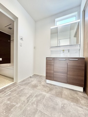 中央区入野町の洗面所|3面鏡の洗面台は、メイク道具等の細々した物もスッキリと収納していただけます。　