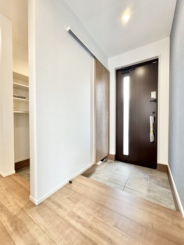 中央区入野町の玄関|玄関に大きなシューズクロークが付いています。　