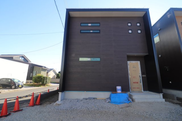 高崎市福島町の一戸建ての外観|濃い茶色の外壁がシックな印象のE棟◎