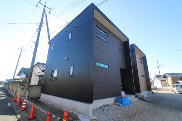 高崎市福島町の一戸建ての外観|外壁の色が違うのでぜひそれぞれの雰囲気の違いを比べて楽しんでみてください♪