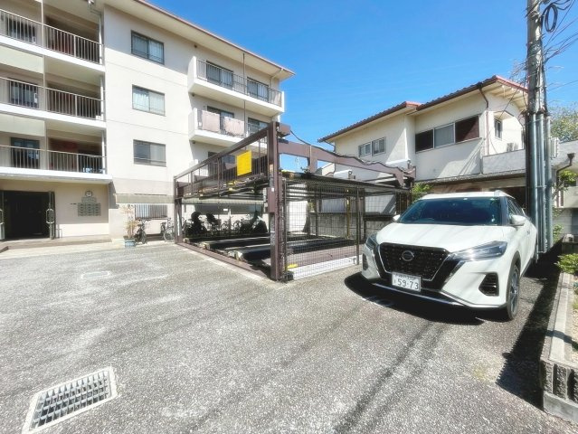 リバーサイド中山の駐車場|駐車場があるので、車を買う予定の方も安心です