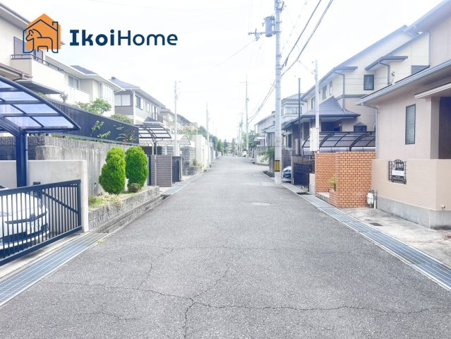 神戸市西区学園東町7丁目　中古戸建の周辺|前面道路は5.9M幅で広々しています。駐車がし易く、車の対面のすれ違いも楽にできます。
