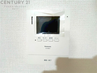 訪問者が来たときにテレビ画面で確認できるため、安心してドアを開けられます。録画機能があるものもあり、留守中に来訪者を記録しておくことができます。利便性が高く、セキュリティ面でも安心です