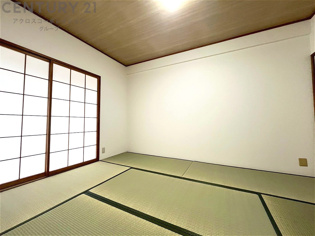 リビング横の和室スペースはリビングと続きで利用してもデザイン性のとれる洋風和室になります。やっぱり一室は欲しい和室は客間や小さなお子様の寝かせ付けなどにも便利です。