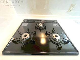 多数の調理器具を同時に使用でき、料理の効率化が可能。省エネで節約になり、様々な料理スタイルに適応できます。また、火力調整が独立しており、手入れや掃除もしやすく、今よりもっとお料理が楽しくなるかも。