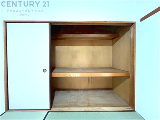 押入れは季節の衣類、寝具などを収納できます。伝統的な美しさと実用性が融合し、収納物を保護する調湿・換気効果があります。使い方によっては書類や小物なども効果的に整理でき空間を有効活用できます。