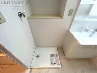 洗濯物の仕分け作業がしやすく、整理整頓が容易になります。洗濯音や湿気を他の部屋に持ち込まず、生活環境を快適に保ちます。上部を活用すれば収納スペースを確保でき洗剤や洗濯用品の整理もしやすくなります。