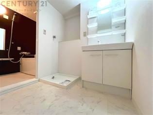 衣服の収納や脱ぎ着や整理整頓がしやすく、湿った衣類を乾燥させるスペースがありカビや臭いの発生を防ぎます。床の汚れを他の部屋に持ち込まず清潔を保つことができます。また快適な入浴環境の整備にも役立ちます。