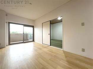 キッチン前のダイニングスペース　カウンターキッチンから料理の受け渡し等に便利です。ダイニングセットを置いても十分な広さを確保。