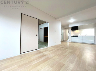 リビングダイニングは家族や友人とのコミュニケーションを楽しむ場所でくつろぎながら食事や会話を楽しめ、多目的に利用できリラックスできる空間です。家庭内の中心として機能し、快適な生活をサポートします。